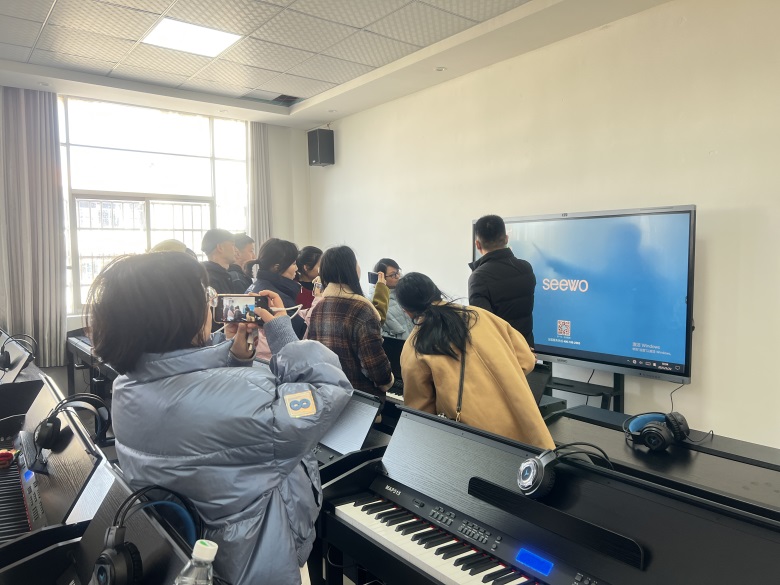 智慧钢琴教室 多屏终端驱动下的远程互动教学新范式